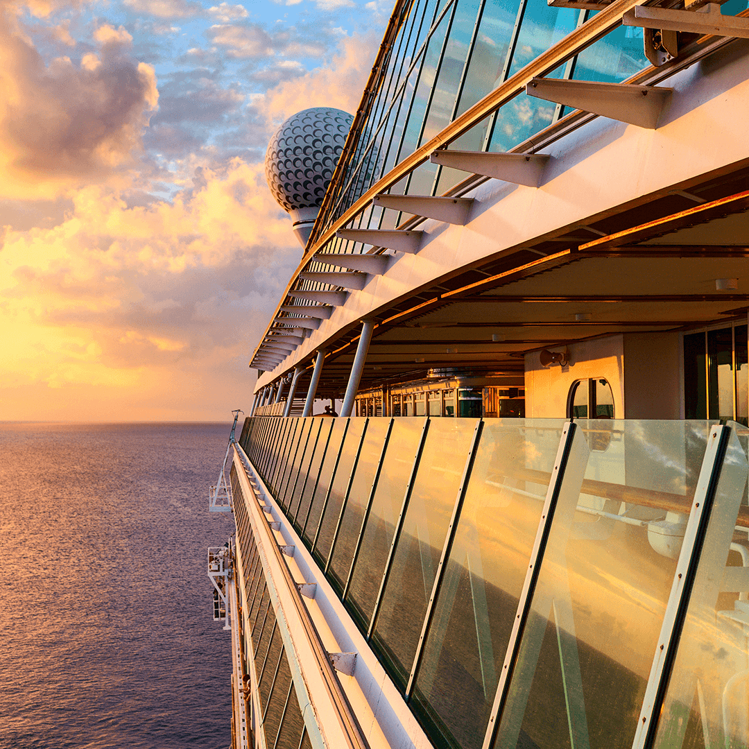 Crucero navegando en el mar al atardecer 