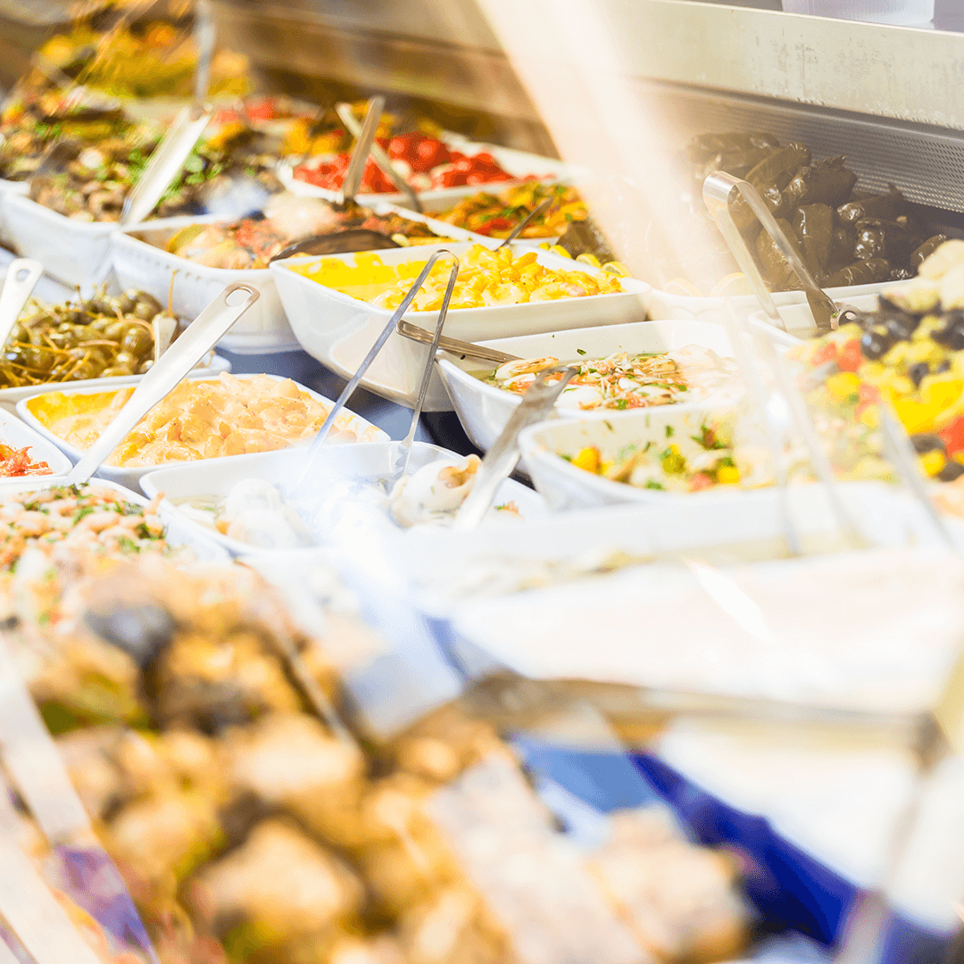 Fuentes de comida en el interior de un mostrador de cristal 